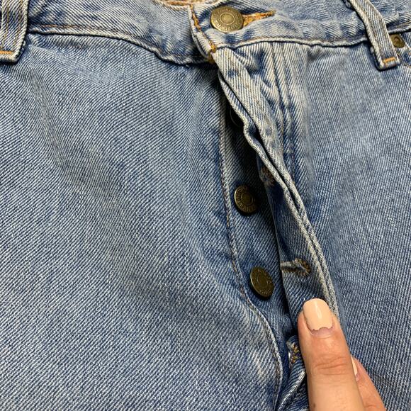 Eddie Bauer Medium Wash Distressed Cut Off Denim Jean Shorts Size 18 - Picture 2 of 5